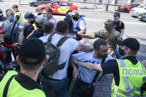Бійка між мітингувальниками та правоохоронцями біля Верховної Ради
