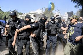 Бійка між мітингувальниками та правоохоронцями біля Верховної Ради