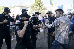Бійка між мітингувальниками та правоохоронцями біля Верховної Ради