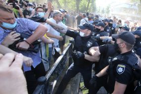 A fight between protesters and police near the Verkhovna Rada