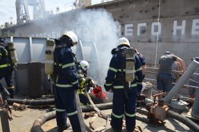 Ліквідація пожежі на кораблі "Юрій Олефіренко" у Миколаєві