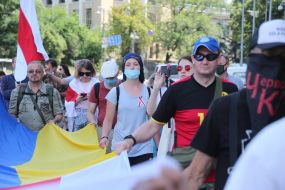 Участники акции «Майдан солидарности с Беларусью» несут исторические национальные флаги Беларуси и флаги Украины