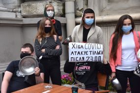 Picket participants in medical masks