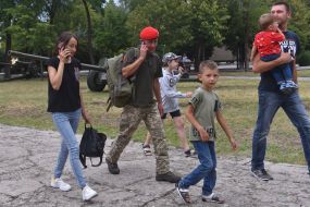 Soldiers of the 55th separate artillery brigade "Zaporizhzhya Sich" with relatives