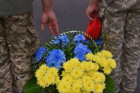 Soldiers  near the basket with flowers