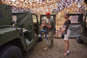 Soldiers of the 55th separate artillery brigade "Zaporizhzhya Sich" with relatives
