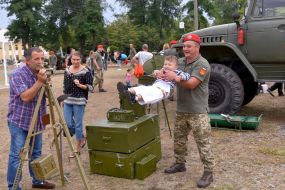 Soldiers of the 55th separate artillery brigade "Zaporizhzhya Sich" with relatives