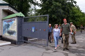 Soldiers of the 55th separate artillery brigade "Zaporizhzhya Sich" with relatives