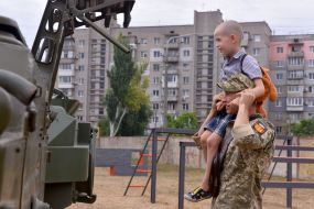 Soldiers of the 55th separate artillery brigade "Zaporizhzhya Sich" with relatives