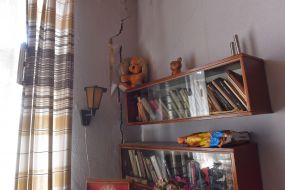 Crack on the wall in the apartment of an emergency building at 234 Soborny Avenue in Zaporizhia