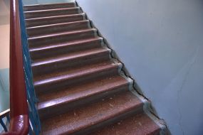 Stairs with a crack on the stairwell in a residential building at 234 Soborny Avenue in Zaporizhia