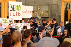 Protest against the truce, "Our army - the guarantor of peace, and the Russian occupier" near the Office of the President