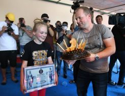 Дарина Остріщенко тримає диплом Національного реєстру рекордів України