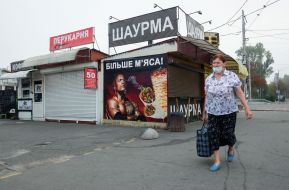 A woman with respiratory mask