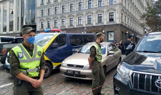 Правоохранители возле бизнес-центра «Леонардо»