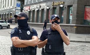 Правоохранители возле бизнес-центра «Леонардо»