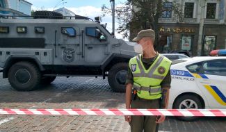 Правоохранители возле бизнес-центра «Леонардо»