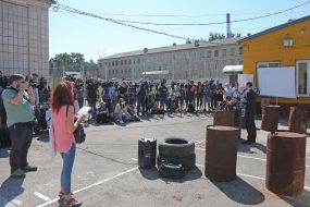 Денис Малюська общается с журналистами