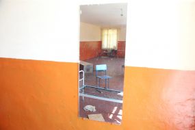 Зеркало на стене