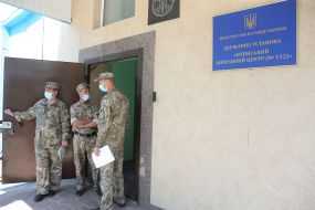 Правоохранители в медицинских масках