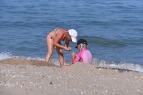 Діти граються біля моря на пляжі в Бердянську