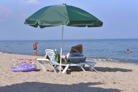 Люди відпочивають на пляжі в Бердянську