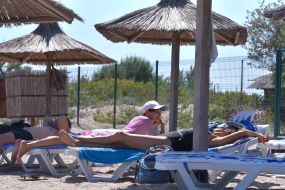 Люди відпочивають на пляжі в Бердянську