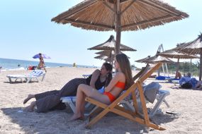 Люди відпочивають на пляжі в Бердянську