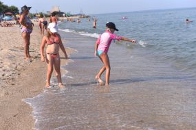 Діти граються біля моря на пляжі в Бердянську
