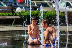 Мальчики играют в фонтане