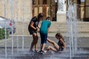 Подростки играют в фонтане