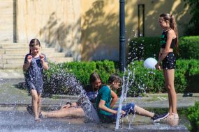 Подростки играют в фонтане