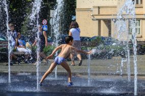 Мальчик играет в фонтане