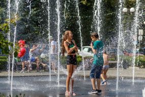 Подростки играют в фонтане