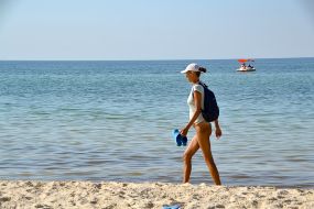 Woman goes to the beach