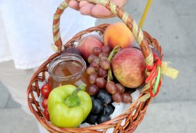 Basket with honey and fruit