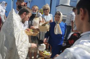 Consecration of fruit baskets