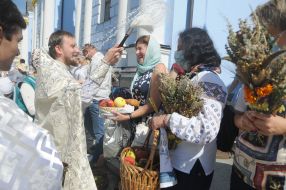 Consecration of fruit baskets