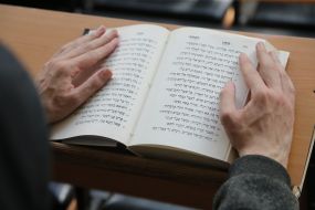 Хасид читає релігійну книгу