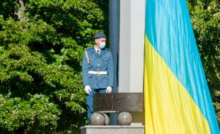 Військовослужбовець біля прапора України