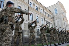 Військовослужбовці