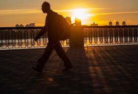 Перехожий на набережній Дніпра