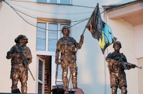 Living sculptures "Modern defenders of Ukraine"