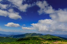Туристы поднимаются на гору Петрос