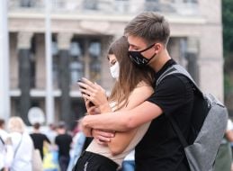 Хлопець обнімає дівчину