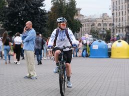 Дівчина у вишиванці їде на велосипеді