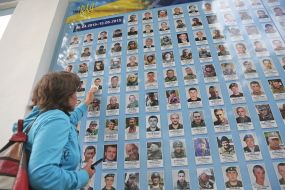 People honored the memory of the fallen soldiers near the Wall of Remembrance