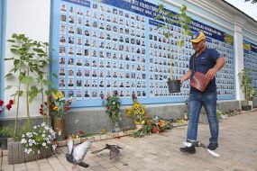 People honored the memory of the fallen soldiers near the Wall of Remembrance