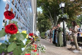 People honored the memory of the fallen soldiers near the Wall of Remembrance