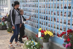 People honored the memory of the fallen soldiers near the Wall of Remembrance